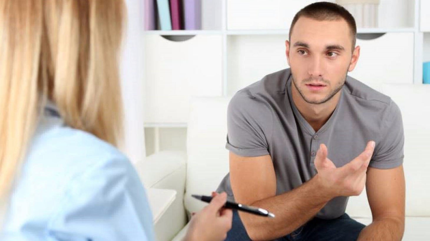 homem consultando psicologa